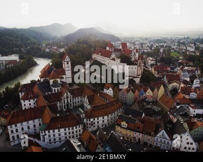 Luftpanorama der historischen Altstadt von Füssen Füssen hohes Schloss Benediktinerkloster St. Mang am lech im Ostallgäu Allgau, Schwaben B Stockfoto