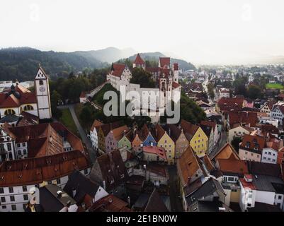 Luftpanorama der historischen Altstadt von Füssen Füssen hohes Schloss Benediktinerkloster St. Mang am lech im Ostallgäu Allgau, Schwaben B Stockfoto