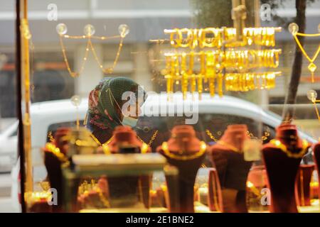 22. Dezember 2020, Gaziantep, Südostanatolien, Türkei: Gaziantep, Türkei. Goldschmuck in einem Juweliergeschäft in der Stadt Gaziantep, in der Südtürkei. In Anatolien geht die Tradition der Herstellung von Goldjuwelen auf über 5,000 Jahre zurück, und nach Angaben des World Gold Council ist die Türkei derzeit das weltweit drittgrößte Fertigungszentrum für Goldschmuck (Foto: © Muhammad ATA/IMAGESLIVE via ZUMA Wire) Stockfoto