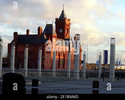 Cardiff Wales Großbritannien 26. November 2020 Szenen aus Cardiff Bay, The Pier Head Building das Pierhead Building (Walisisch: Adeilad y Pierhead) ist ein Grade I l Stockfoto