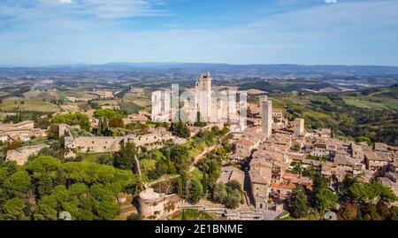 Luftaufnahme des antiken etruskischen Dorfes San Gimignano in der Toskana in Italien. Stockfoto