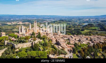 Luftaufnahme des antiken etruskischen Dorfes San Gimignano in der Toskana in Italien. Stockfoto