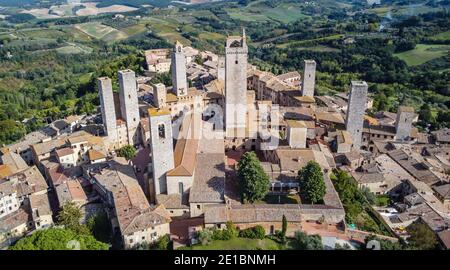 Luftaufnahme des antiken etruskischen Dorfes San Gimignano in der Toskana in Italien. Stockfoto