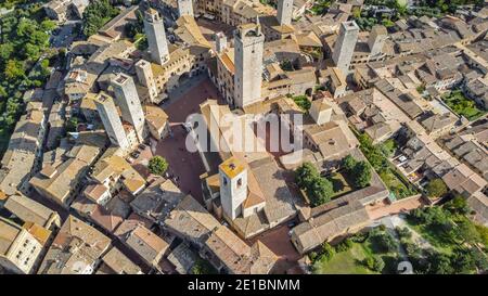 Luftaufnahme des antiken etruskischen Dorfes San Gimignano in der Toskana in Italien. Stockfoto