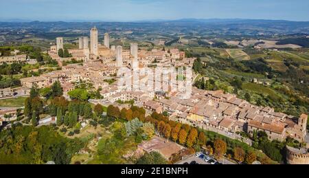 Luftaufnahme des antiken etruskischen Dorfes San Gimignano in der Toskana in Italien. Stockfoto