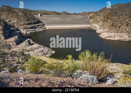 Alamo Dam, ein Erdfülldamm, von Bill Williams Overlook, Sonoran Desert, Alamo Lake State Park, Arizona, USA Stockfoto