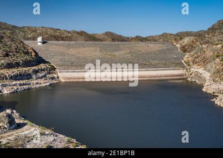 Alamo Dam, ein Erdfülldamm, von Bill Williams Overlook, Sonoran Desert, Alamo Lake State Park, Arizona, USA Stockfoto