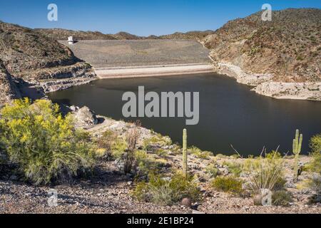 Alamo Dam, ein Erdfülldamm, von Bill Williams Overlook, Sonoran Desert, Alamo Lake State Park, Arizona, USA Stockfoto