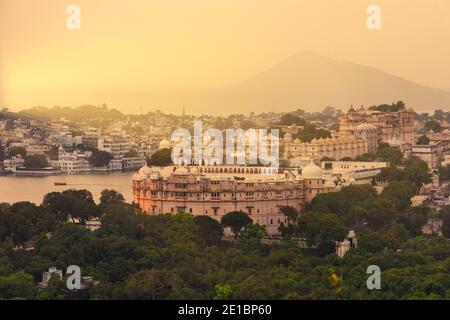 Blick auf Udaipur Paläste und Hotels aus Gangaur Ghat, Udaipur, Rajasthan, Indien Stockfoto