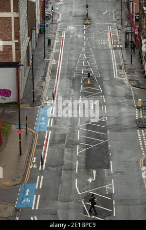 Eine fast menschenleere Bradford Street im Stadtzentrum von Birmingham während der neuen nationalen Sperrmaßnahmen. Premierminister Boris Johnson ordnete eine neue nationale Sperre für England an, was bedeutet, dass die Menschen ihre Häuser nur aus begrenzten Gründen verlassen können, wobei die Maßnahmen bis Mitte Februar erwartet werden. Stockfoto