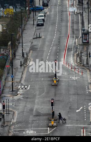 Eine fast menschenleere Bradford Street im Stadtzentrum von Birmingham während der neuen nationalen Sperrmaßnahmen. Premierminister Boris Johnson ordnete eine neue nationale Sperre für England an, was bedeutet, dass die Menschen ihre Häuser nur aus begrenzten Gründen verlassen können, wobei die Maßnahmen bis Mitte Februar erwartet werden. Stockfoto