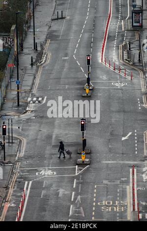 Eine fast menschenleere Bradford Street im Stadtzentrum von Birmingham während der neuen nationalen Sperrmaßnahmen. Premierminister Boris Johnson ordnete eine neue nationale Sperre für England an, was bedeutet, dass die Menschen ihre Häuser nur aus begrenzten Gründen verlassen können, wobei die Maßnahmen bis Mitte Februar erwartet werden. Stockfoto