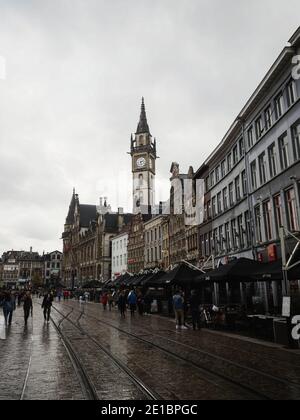 Historischer alter Uhrturm der Fassade des ehemaligen Postgebäudes Am Korenmarkt Weizenmarkt Gent Ostflandern Flämische Region Belgien Europa Stockfoto