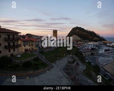 Panoramablick auf Fischerdorf Hafen Küstenstadt Getaria Guetaria An der Urola Küste Gipuzkoa Baskenland Spanien Europa Stockfoto