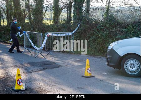 Midleton, County Cork, Irland. Januar 2021. Skelettreste wurden gestern Abend auf dem Midleton nach Youghal Greenway gefunden, etwas außerhalb von Midleton. Gardai haben die Straße, die zur Entdeckung führt, abgedichtet. Ein Forensik-Offizier aus Garda kommt am Tatort an. Der Pathologe soll die Überreste heute Nachmittag untersuchen. Quelle: AG News/Alamy Live News Stockfoto