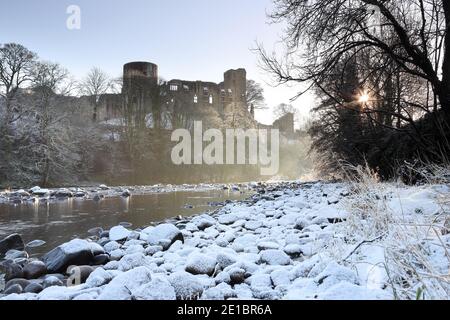 Barnard Castle, Teesdale, County Durham, Großbritannien. Januar 2021. Wetter in Großbritannien. Ein spektakulärer winterlicher Start in den Tag, wenn der Nebel vom Fluss Tees unterhalb des historischen Barnard Castle aufsteigt. Kredit: David Forster/Alamy Live Nachrichten Stockfoto