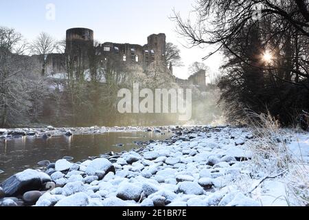 Barnard Castle, Teesdale, County Durham, Großbritannien. Januar 2021. Wetter in Großbritannien. Ein spektakulärer winterlicher Start in den Tag, wenn der Nebel vom Fluss Tees unterhalb des historischen Barnard Castle aufsteigt. Kredit: David Forster/Alamy Live Nachrichten Stockfoto