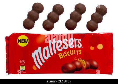 Paket von neuen Malteser Kekse geöffnet, um Inhalt zu zeigen Auf weißem Hintergrund - Kekse mit knackigen Wabenstücken beschichtet In Milchschokolade Stockfoto