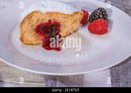 Berliner Gelee gefüllt Donut mit Himbeere und Brombeere. Stockfoto