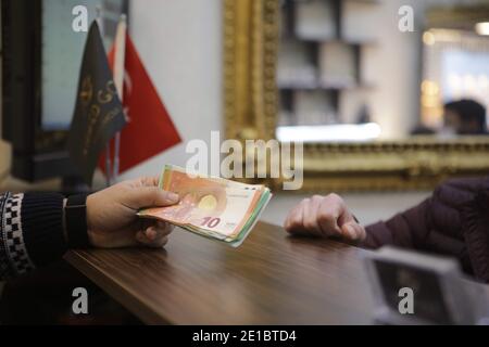 22. Dezember 2020, Gaziantep, Südostanatolien, Türkei: Gaziantep, Türkei. Ein Mitarbeiter des Geldwechslers zeigt Euro-Banknoten in verschiedenen Stückelungen in einem Geschäft des Bureau de Change in Gaziantep, Türkei. Die Euro-Banknoten werden derzeit in sieben Stückelungen ausgegeben: â‚¬5, â‚¬10, â‚¬20, â‚¬50, â‚¬100, â‚¬200 und 500 Euro. Die Lieferung von Euro-Scheinen, die erstmals 2002 ausgegeben wurden, wird von der Europäischen Zentralbank kontrolliert (Bildquelle: © Muhammad ATA/IMAGESLIVE via ZUMA Wire) Stockfoto