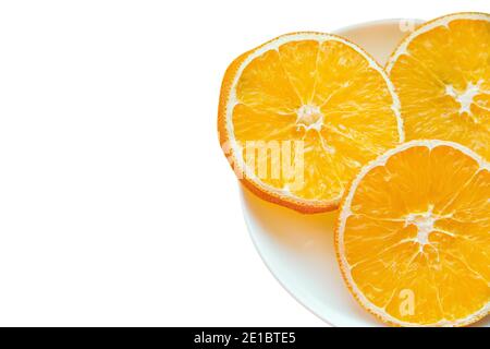 Platte mit drei Scheiben getrocknete Orange isoliert auf einem weißen Hintergrund mit Platz für Text. Speicherplatz kopieren Stockfoto