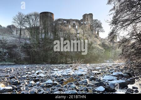 Barnard Castle, Teesdale, County Durham, Großbritannien. Januar 2021. Wetter in Großbritannien. Ein spektakulärer winterlicher Start in den Tag, wenn der Nebel vom Fluss Tees unterhalb des historischen Barnard Castle aufsteigt. Kredit: David Forster/Alamy Live Nachrichten Stockfoto