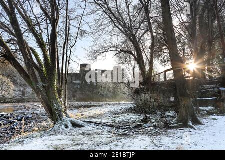Barnard Castle, Teesdale, County Durham, Großbritannien. Januar 2021. Wetter in Großbritannien. Ein spektakulärer winterlicher Start in den Tag, wenn der Nebel vom Fluss Tees unterhalb des historischen Barnard Castle aufsteigt. Kredit: David Forster/Alamy Live Nachrichten Stockfoto
