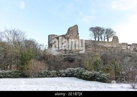 Barnard Castle, Teesdale, County Durham, Großbritannien. Januar 2021. Wetter in Großbritannien. Ein spektakulärer winterlicher Start in den Tag, wenn der Nebel vom Fluss Tees unterhalb des historischen Barnard Castle aufsteigt. Kredit: David Forster/Alamy Live Nachrichten Stockfoto