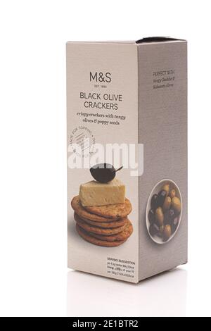 SWINDON, UK - 6. JANUAR 2021: Packung M&S Black Olive Cracker mit würzigen Oliven und Mohn Stockfoto