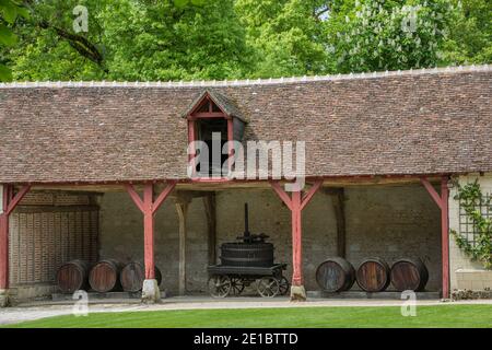 Nebengebäude und Fässer am Chateau de Chenonceau, Loire-Tal, Frankreich Stockfoto