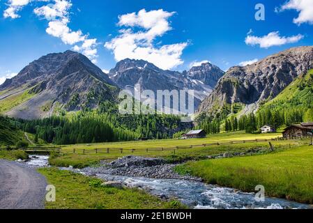 schweizer Bergtal mit Bergfluss und alpen im Hintergrund, Davos, Sertig, Schweiz Stockfoto