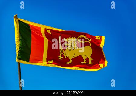 Blick auf Sri Lanka Flagge gegen klaren blauen Himmel Stockfoto