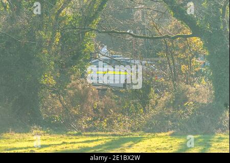 Midleton, County Cork, Irland. Januar 2021. Skelettreste wurden gestern Abend auf dem Midleton nach Youghal Greenway gefunden, etwas außerhalb von Midleton. Gardai haben die Straße, die zur Entdeckung führt, abgedichtet. Ein Forensiker aus Garda untersucht die Szene. Der Pathologe soll die Überreste heute Nachmittag untersuchen. Quelle: AG News/Alamy Live News Stockfoto