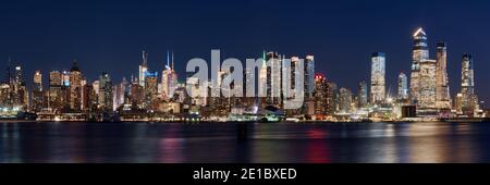 Die Wolkenkratzer der Skyline von Manhattan in der Dämmerung (Hudson Yards). Midtown West Stadtbild von über Hudson River, New York City, NY, USA Stockfoto