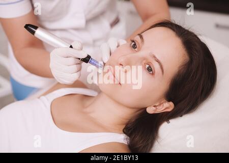 Nahaufnahme einer jungen attraktiven Frau, die eine Mesotherapie erhält Im Schönheitssalon Stockfoto