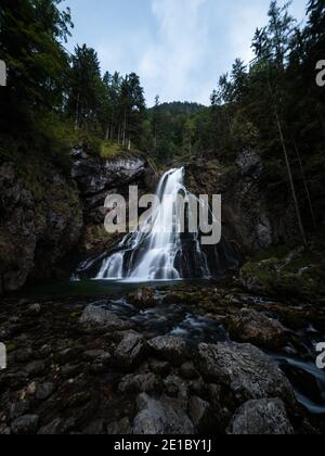 Langichtpanorama des klaren Gollinger Wasserfalls Schwarzbachfall Schwarzenbachfall In Golling an der Salzach Kuchl Hallein Salzburg Aust Stockfoto