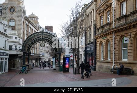 Die Menschen gehen entlang der Old Christchurch Road in Bournemouth, Dorset. Premierminister Boris Johnson ordnete eine neue nationale Sperre für England an, was bedeutet, dass die Menschen ihre Häuser nur aus begrenzten Gründen verlassen können, wobei die Maßnahmen bis Mitte Februar erwartet werden. Stockfoto