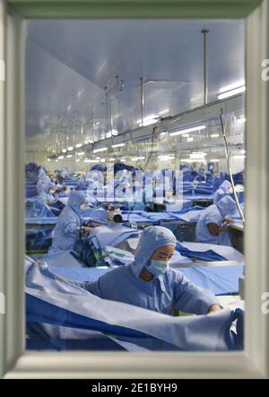 Peking, Chinas Provinz Guangdong. März 2020. Arbeiter stellen Schutzanzüge in der Werkstatt von Foshan Nanhai Plus Medical Co., Ltd. In Foshan, südchinesische Provinz Guangdong, am 3. März 2020 her. Seit dem Ausbruch von COVID-19 haben chinesische Unternehmen die Produktion und Versorgung mit medizinischen Schutzanzügen und Masken erhöht. Quelle: Liu Dawei/Xinhua/Alamy Live News Stockfoto