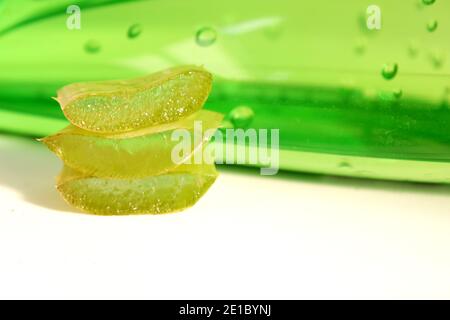 Schneiden Sie Stücke von Aloe Vera Blatt. Hausgemachtes medizinisches Aloe-Gel. Stockfoto