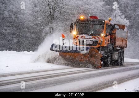 06. Januar 2021, Bayern, Rusel: Ein Lichtung-Fahrzeug entfernt den Schnee auf der Rusel-Strecke. Foto: Armin Weigel/dpa Stockfoto