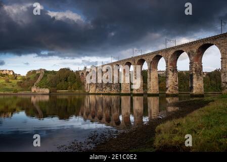 Die Royal Border Bridge mit der wichtigsten Ostküstenbahn Linie überquert den Fluss Tweed bei Berwick upon Tweed gebaut Von Robert Stephenson Stockfoto