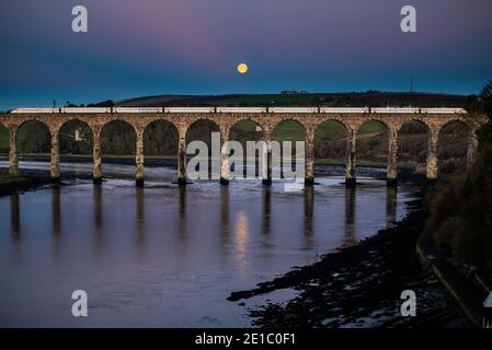 Ein Azuma, LNER Zug überquert die Royal Border Bridge bei Vollmond über dem Schlachtfeld von Halidon Hill (1333). Berwick upon Tweed, England, Großbritannien Stockfoto