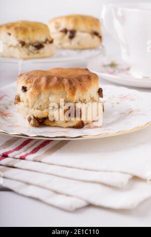 Scones ein klassischer britischer Kuchen gefüllt mit Sultaninen und Rosinen Und oft serviert während Nachmittagstee Stockfoto