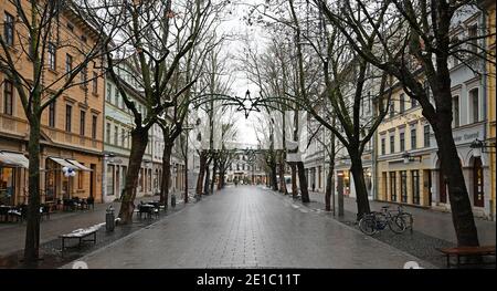 Weimar, Deutschland. Januar 2021. Die Schillerstraße im Zentrum der klassischen Stadt ist fast menschenleer. Thüringen verschärft die Corona-Restriktionen aufgrund hoher Infektionszahlen bis Ende Januar. Die verlängerte Sperrung bedeutet geschlossene Schulen und Geschäfte, strengere Kontaktbeschränkungen und frühe Winterferien. Quelle: Martin Schutt/dpa-Zentralbild/dpa/Alamy Live News Stockfoto