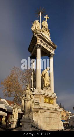 Dreifaltigkeitssäule am Szechenyi Platz in Esztergom. Ungarn Stockfoto