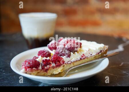 Köstliche Himbeer-Pie mit Cappuccino-Kaffee serviert Stockfoto