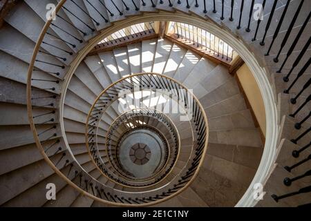 Schöne Wendeltreppe im alten Mietshaus in Warschau, Polen Stockfoto