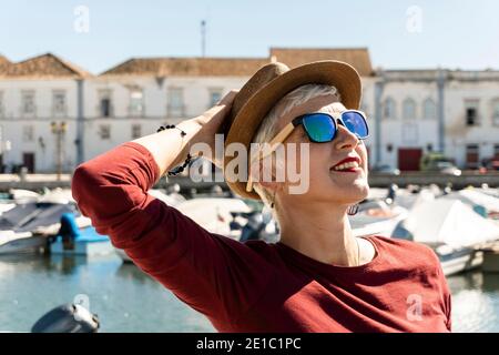 Frau genießt sonnigen Tag im Stadtzentrum von Faro, Algarve, Portugal Stockfoto