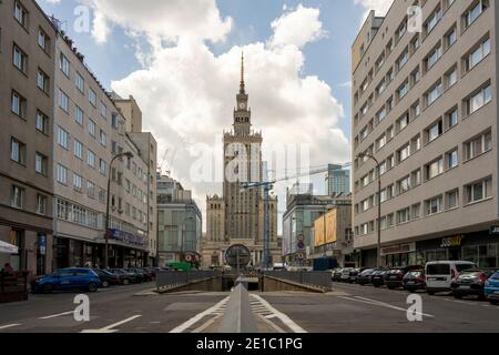 Warschau, Polen - 14. Januar 2019: Straße, die zum Palast der Kultur und Wissenschaft führt Stockfoto