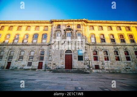 Vorderansicht des portugiesischen Fotozentrums bei Sonnenuntergang, Porto, Portugal Stockfoto